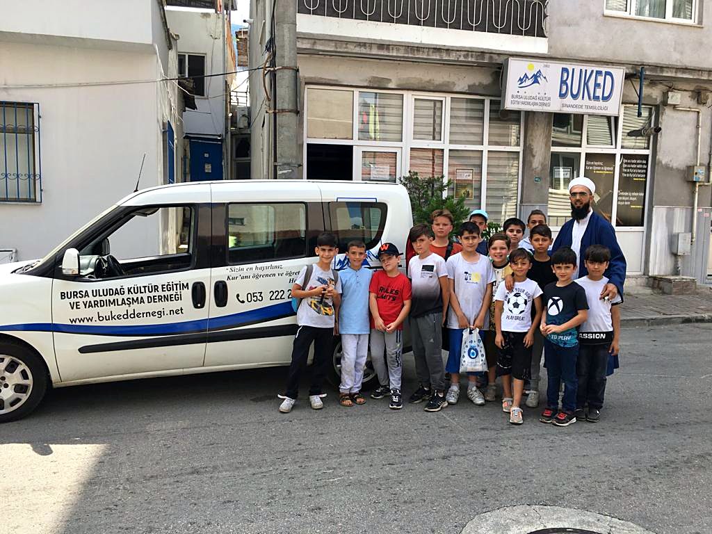 BUKED aracının önünde çocuklar ve bir hoca