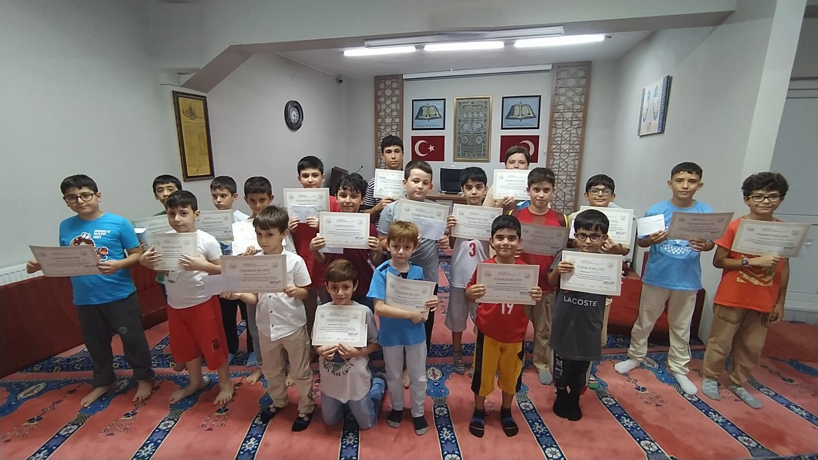 Çocuklara belge takdim edildiği bir andan görüntü