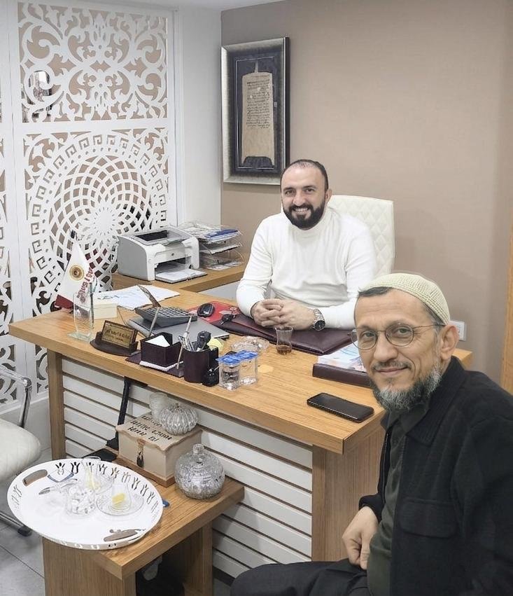 Derya-i Şefkat Derneği ziyaretinde iki dernek temsilcisinin samimi bir karesi