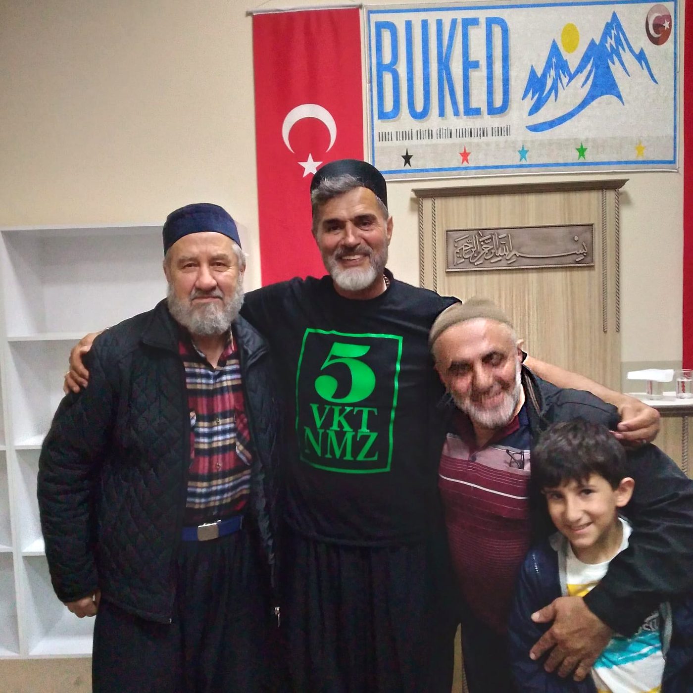 Dernek merkezinde dört kişilik samimi bir grup fotoğrafı