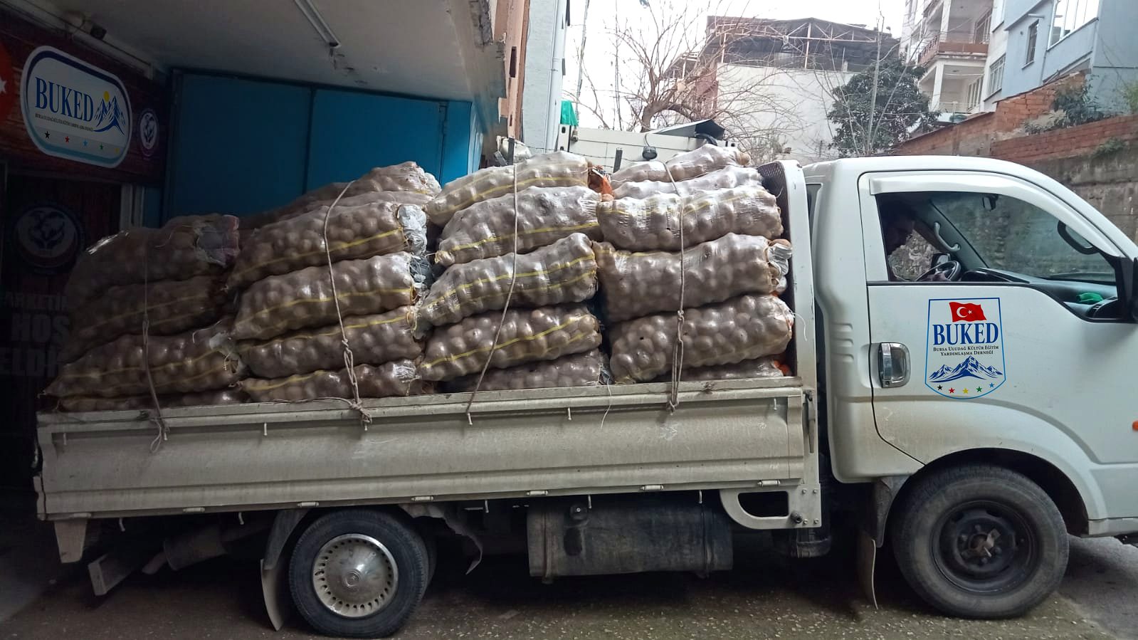 Yardım malzemelerini taşıyan BUKED kamyoneti