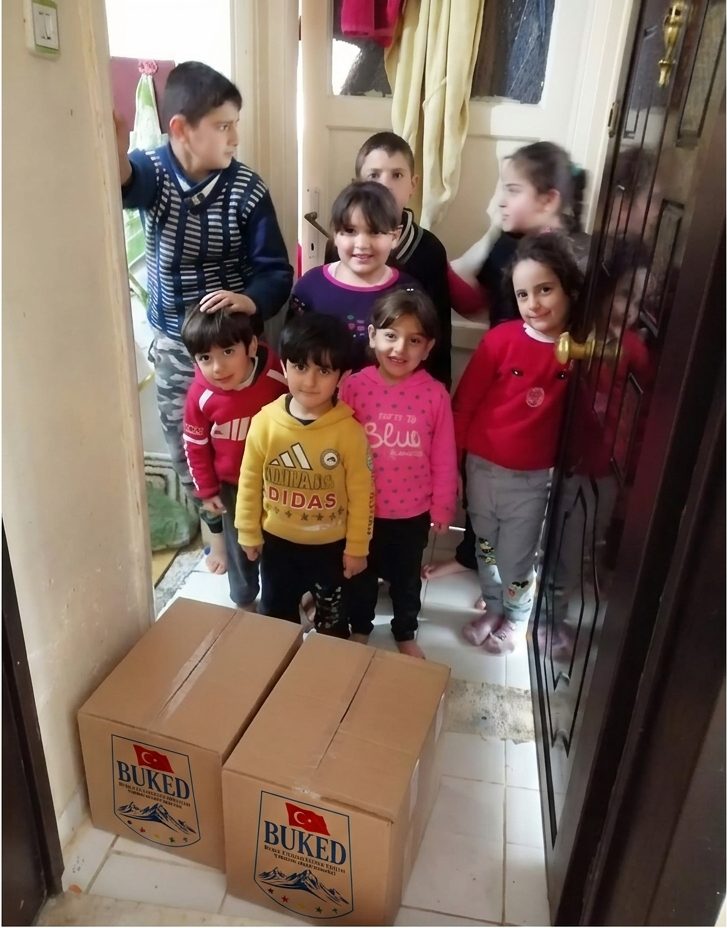 Yardım kolileri arasında çocuklarla bir kare