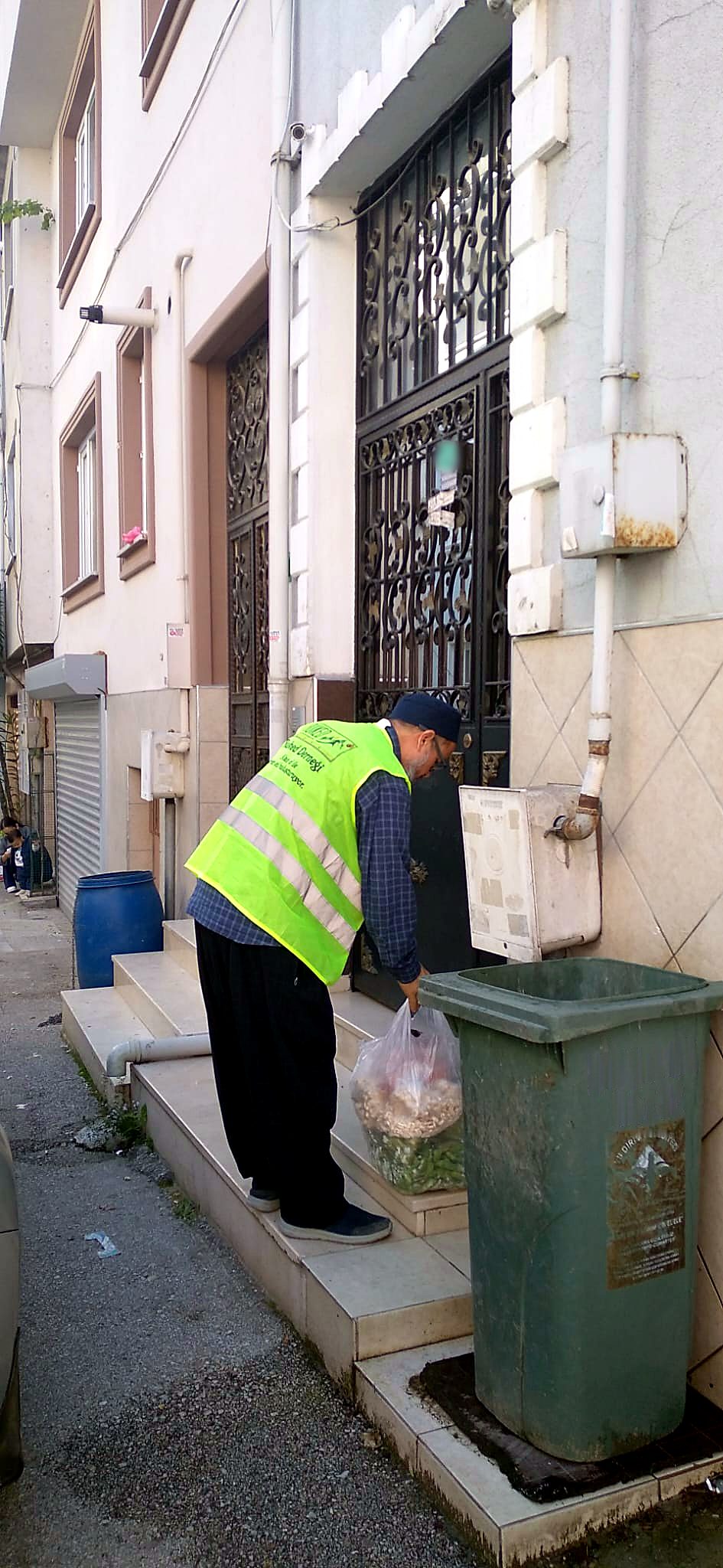 Yardım kolisi teslim edilirken, bir başka kareden görünüm