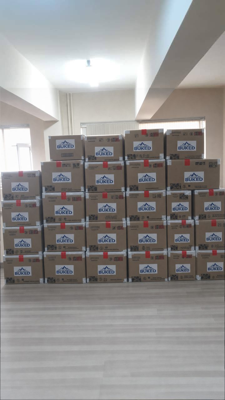 Bir odada üst üste dizilmiş çok sayıda BUKED yardım kolisi
