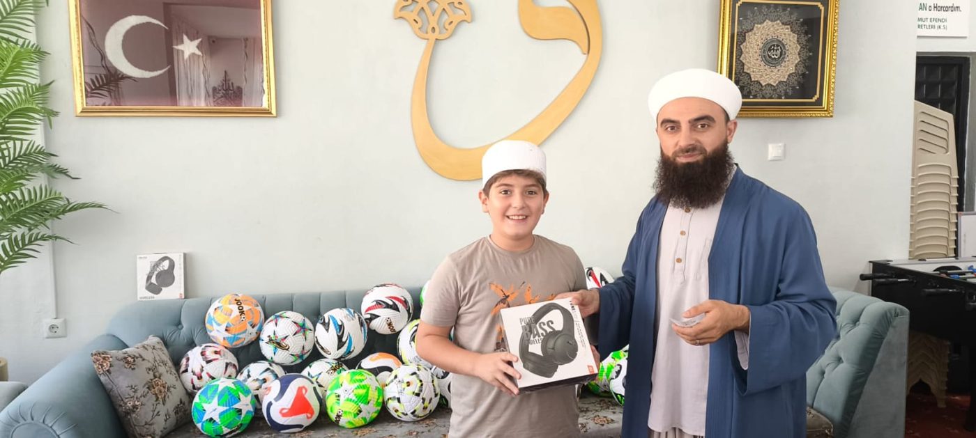 Belge merasiminde bir talebemize hediye takdimi
