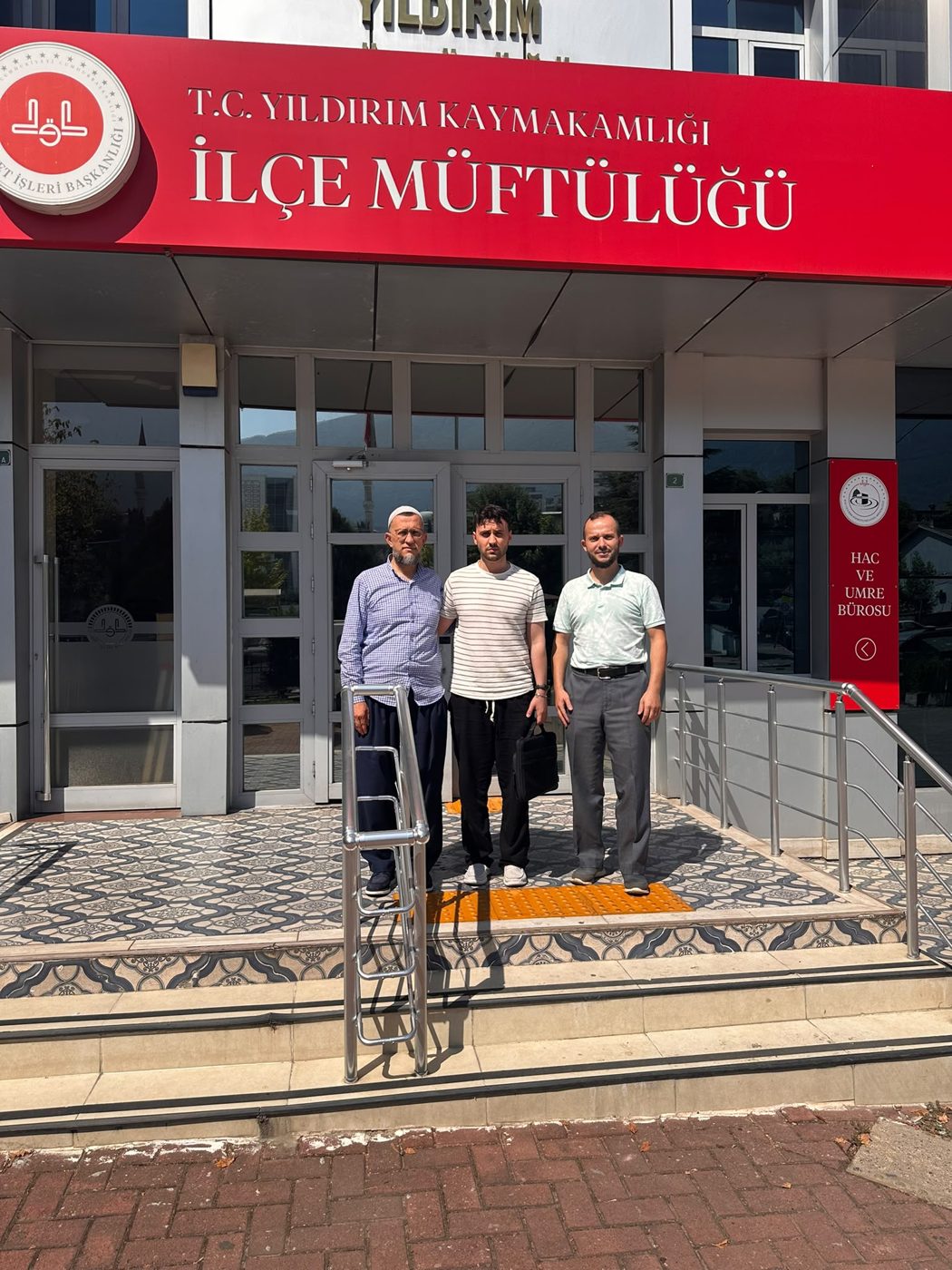 Yıldırım İlçe Müftülüğü önünde ziyaret hatırası
