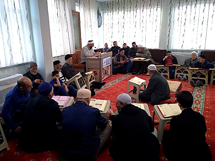 Bir sohbet halkasında bir araya gelmiş cemaat