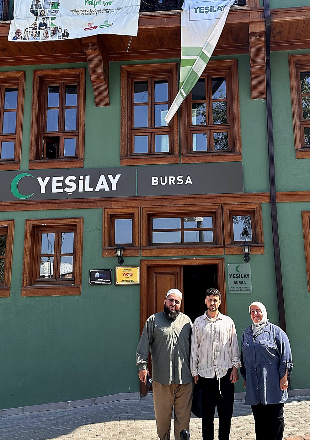 Yeşilay Bursa Şubesi önünde ziyaret hatırası